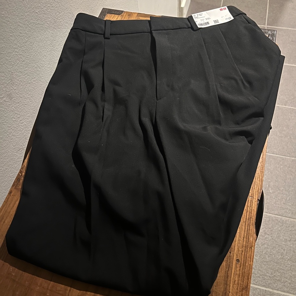 Brand new Uniqlo pleated wide pants- accidentally bought a size too big.